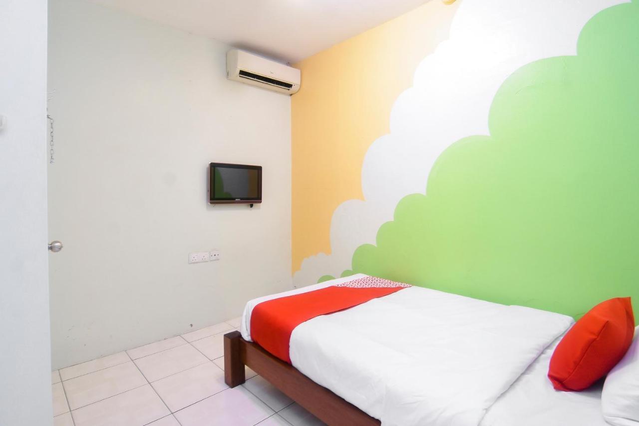 Oyo 44034 Furama Lodging House Kuching Exterior foto
