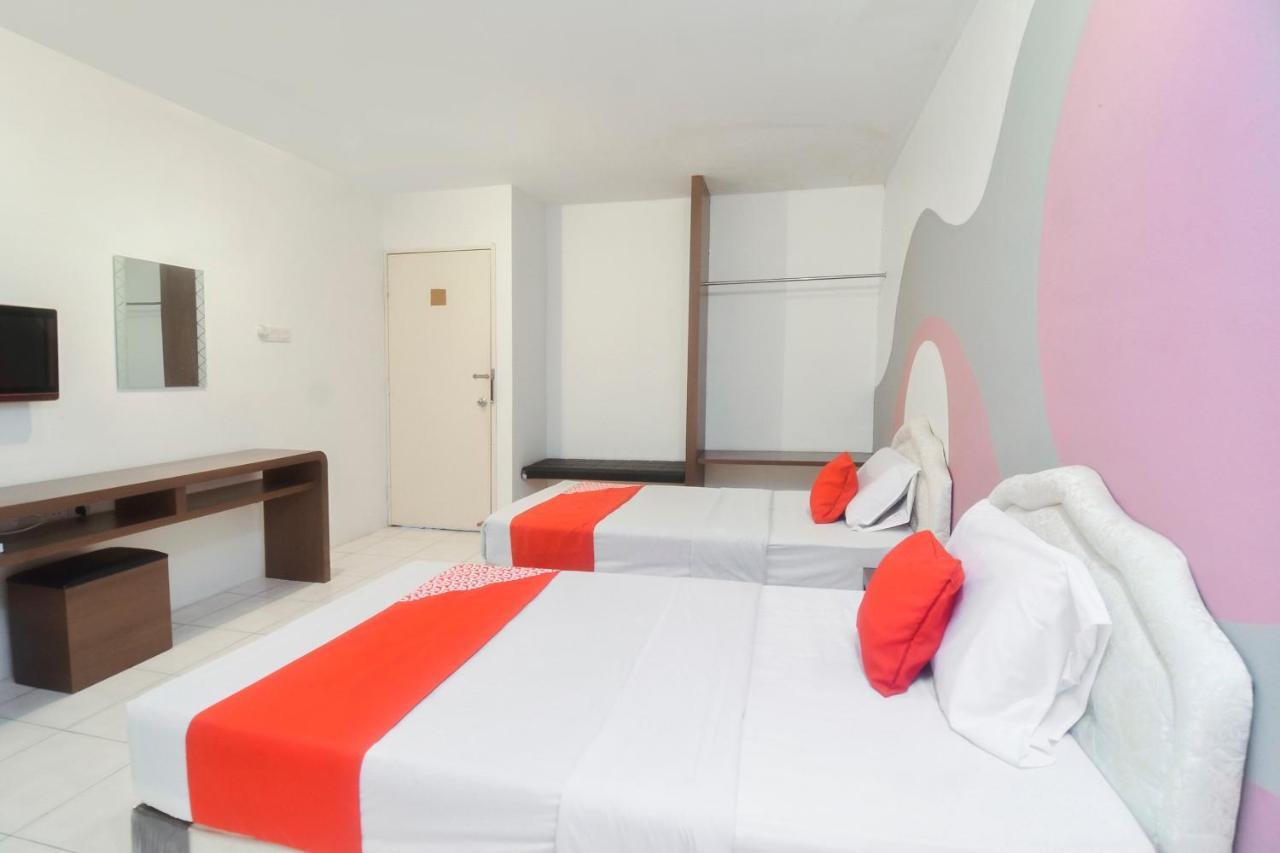 Oyo 44034 Furama Lodging House Kuching Exterior foto