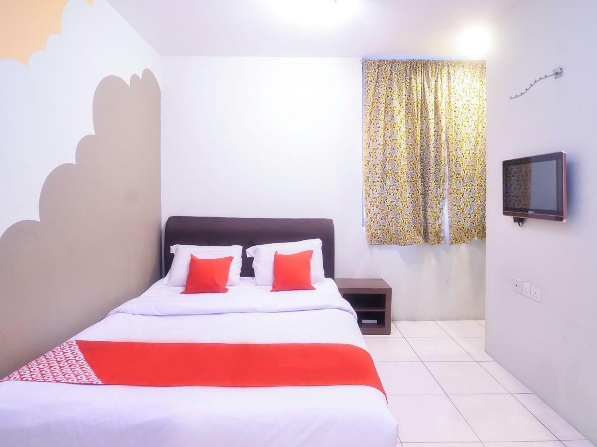 Oyo 44034 Furama Lodging House Kuching Exterior foto